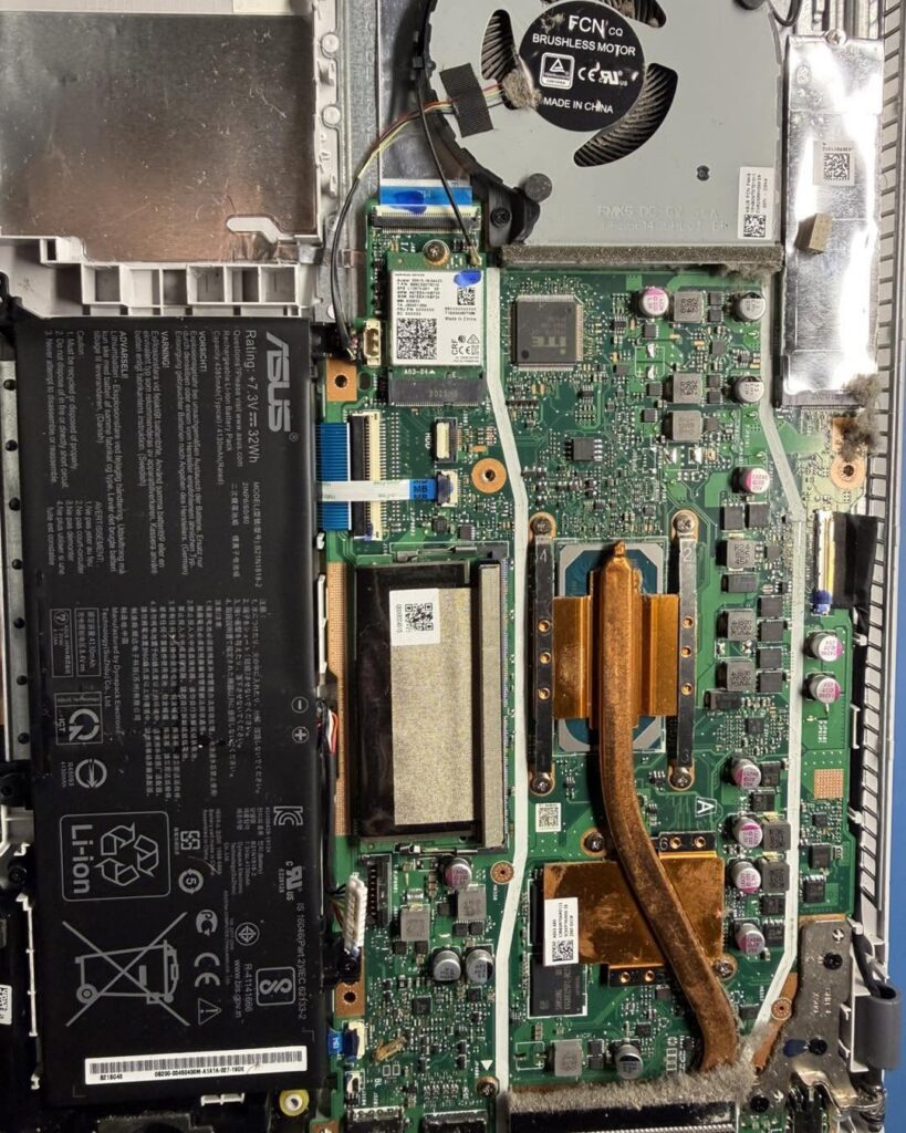 Naprawa laptopa - wnetrze laptopa ASUS w serwisie